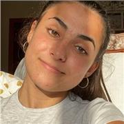 Profesora de inglés imparte clases a niños de todas las edades